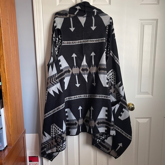 Patterned Vest - Picture 2 of 4